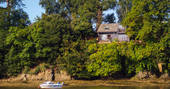Bowcombe Boathouse next to the water with your own private jetty in Devon 