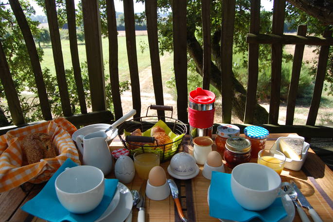 la cabane du perche treehouse orne france europe european holiday holidays glamping morning delicious breakfast hamper
